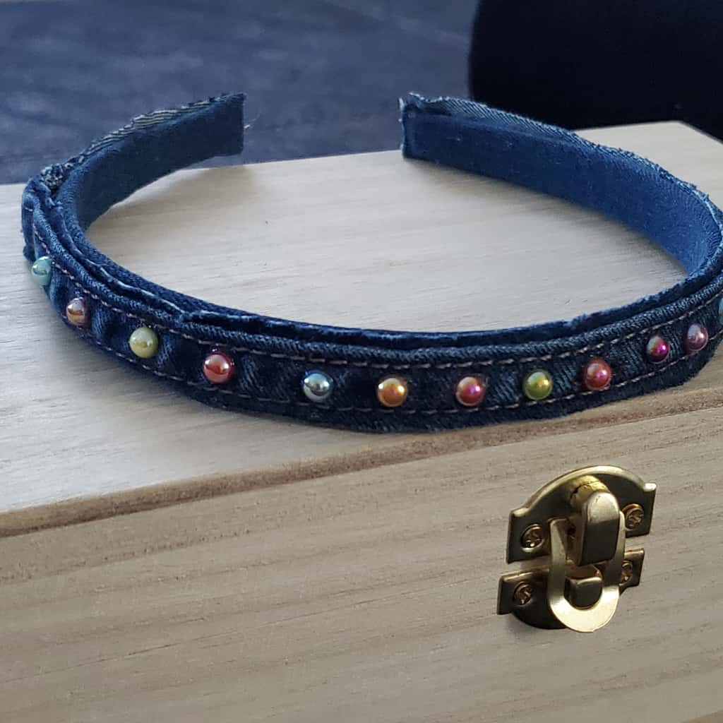 Diadema cintillo mezclilla y perlas de colores