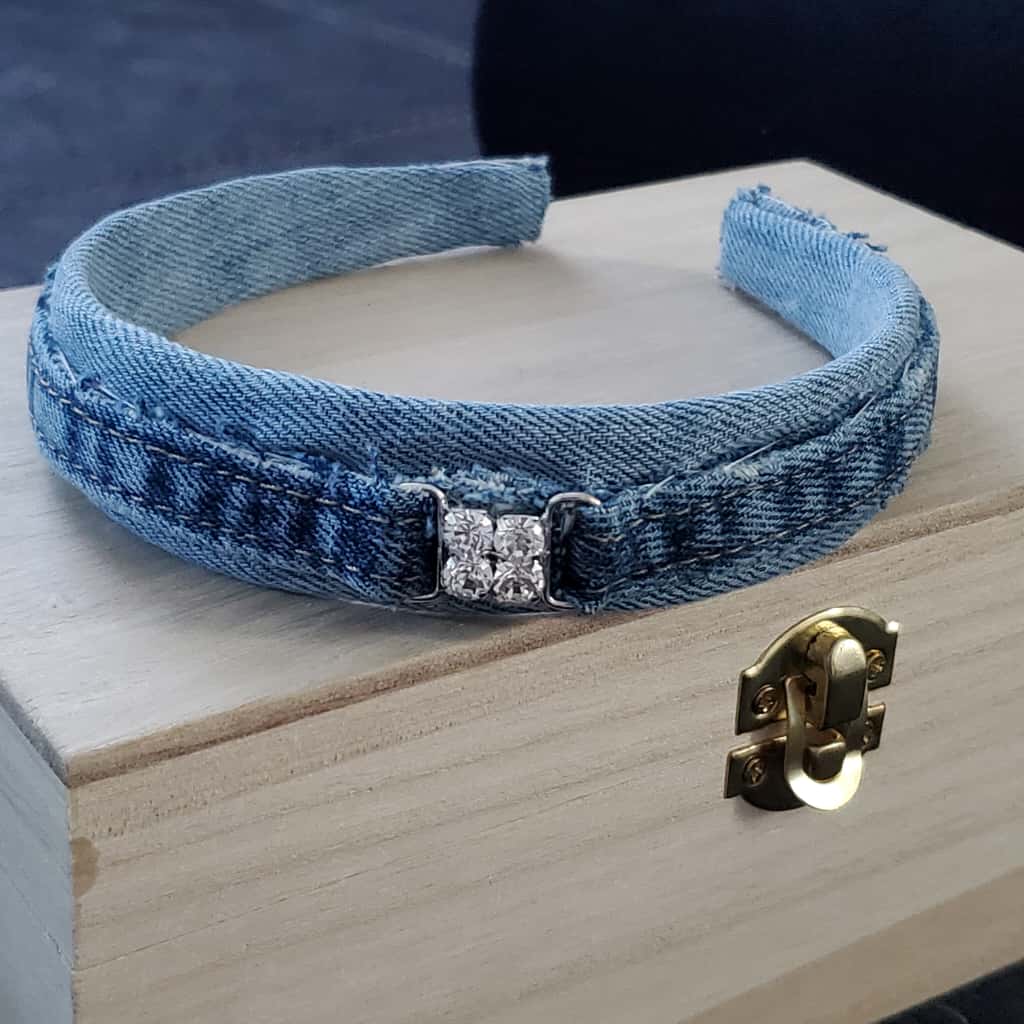 Diadema cintillo en mezclilla y broche en piedra