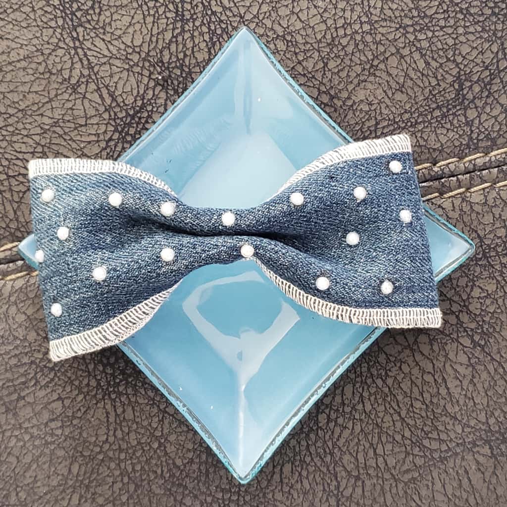 lazo en mezclillay perlas