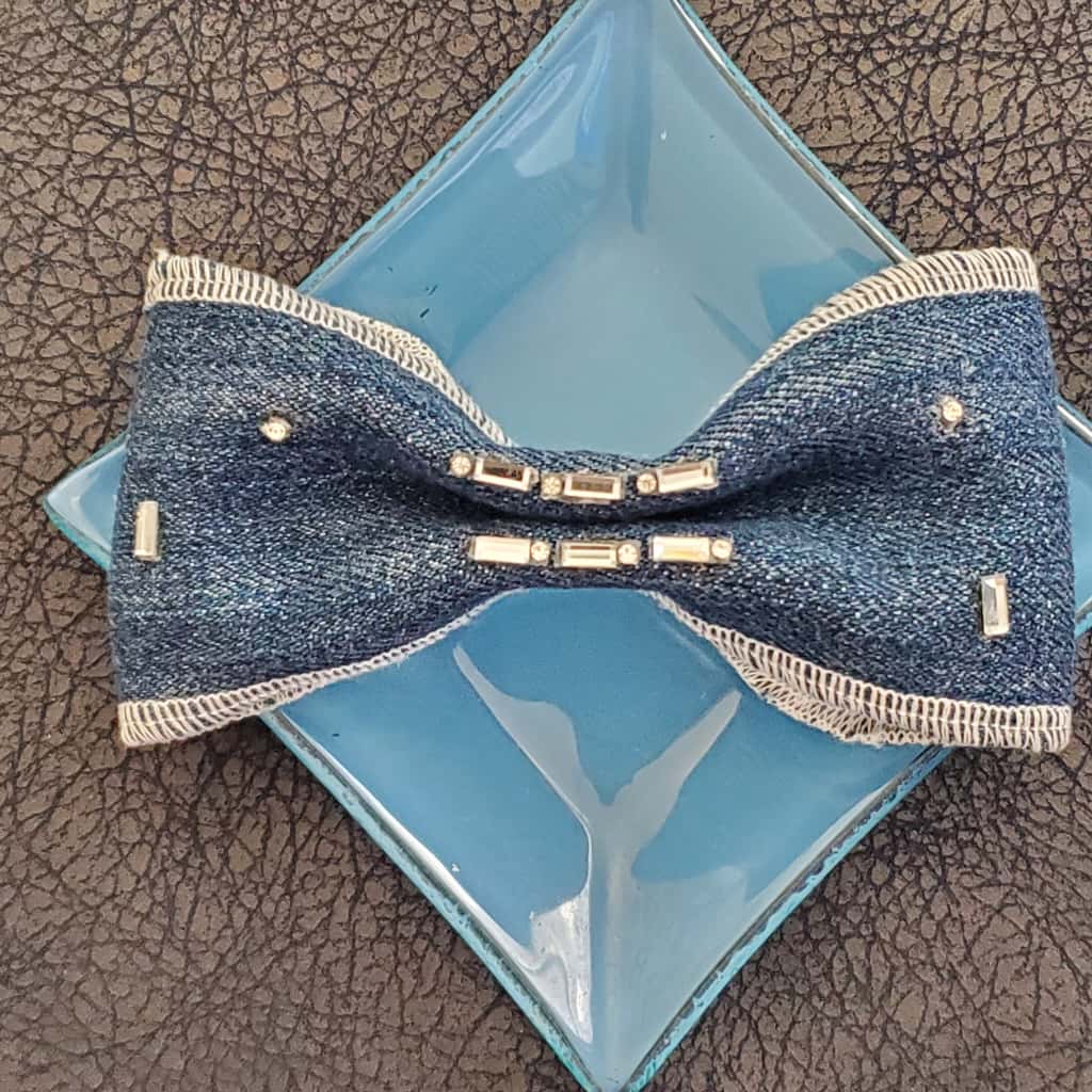 Lazo en mezclilla y piedras