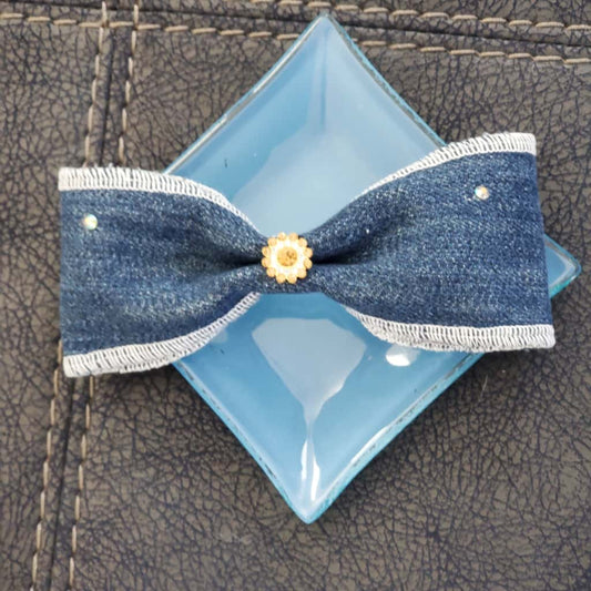 Lazo en mezclilla y piedras doradas y cristal
