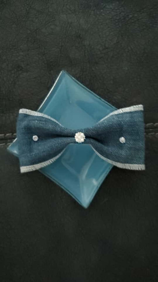 Lazo en mezclilla perlitas y piedra brillantes